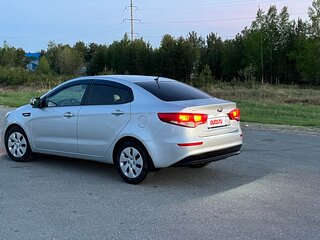 2016 Kia Rio III Рестайлинг, серебристый, 1050000 рублей, вид 4