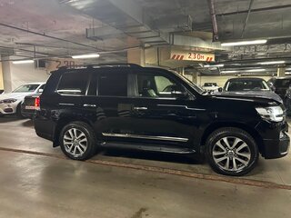 2017 Toyota Land Cruiser 200 Series Рестайлинг 2, чёрный, 4300000 рублей, вид 3