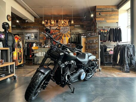 2018 Harley-Davidson Fat Bob, чёрный, 1990000 рублей, вид 2