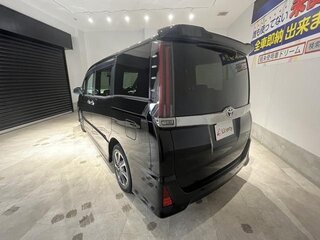 2021 Toyota Noah III (R80) Рестайлинг, чёрный, 1760007 рублей, вид 4