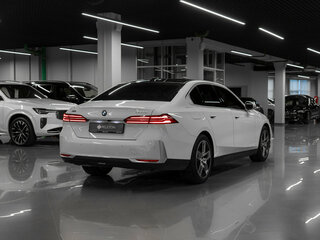 2024 BMW 5 серии 523d xDrive VIII (G60/G61/G68), белый, 7420000 рублей, вид 5