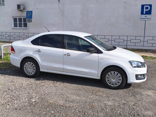 2016 Volkswagen Polo V Рестайлинг, белый, 900000 рублей, вид 3