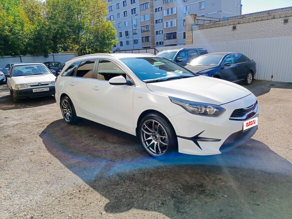 2021 Kia Ceed III Рестайлинг, белый, 1399999 рублей - вид 1
