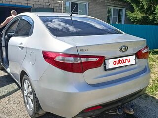 2013 Kia Rio 5-speed III, серебристый, 800000 рублей, вид 2