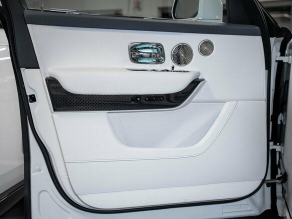 2025 Rolls-Royce Cullinan Black Badge I Рестайлинг (Series II), белый, 64500000 рублей - вид 39