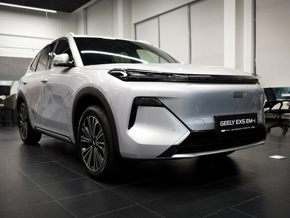 2026 Geely EX5 Гибрид EM-i, серебристый, 3974990 рублей - вид 2