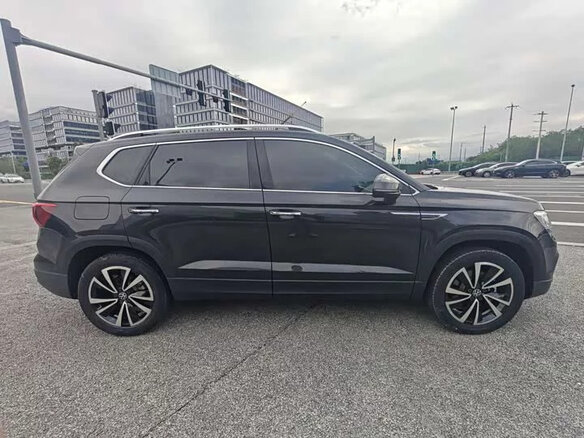 2023 Volkswagen Tharu I, коричневый, 1550000 рублей - вид 4