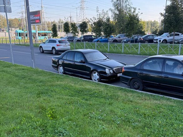 1999 Mercedes-Benz E-Класс 320 II (W210, S210) Рестайлинг, чёрный, 670000 рублей - вид 1