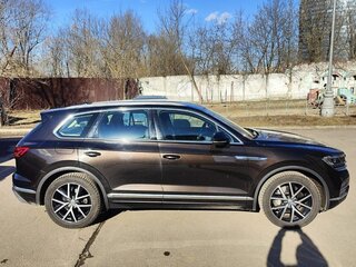 2019 Volkswagen Touareg III, коричневый, 5500000 рублей, вид 2