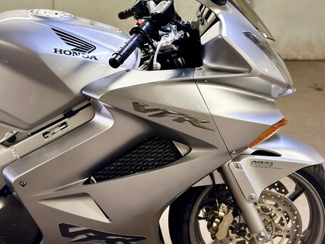 2007 Honda VFR 800, серый, 600000 рублей, вид 2