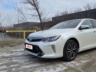 2017 Toyota Camry VII (XV50) Рестайлинг 2, белый, 3600000 рублей, вид 1