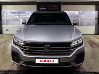 2019 Volkswagen Touareg III, серебристый, 5850000 рублей, вид 3