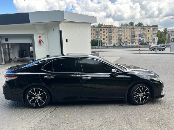 2019 Toyota Camry VIII (XV70), чёрный, 2470000 рублей - вид 1
