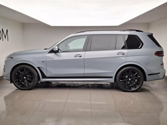 2026 BMW X7 40d I (G07) Рестайлинг, серый - вид 3