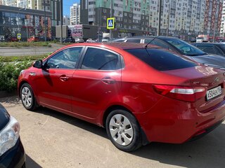 2013 Kia Rio 5-speed III, красный, 700000 рублей, вид 5