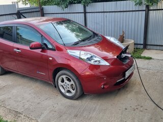 2012 Nissan Leaf I (ZE0/AZE0), красный, 960000 рублей, вид 3