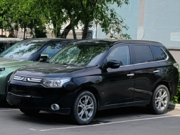 2013 Mitsubishi Outlander III, чёрный, 1700000 рублей - вид 2