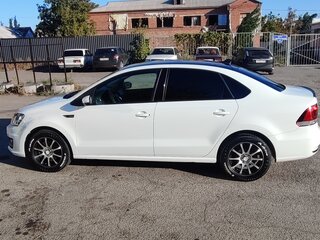 2018 Volkswagen Polo V Рестайлинг, белый, 1400000 рублей, вид 4