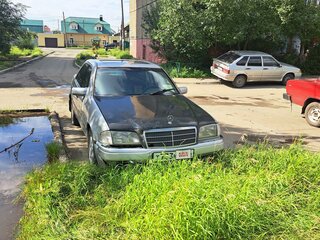 1997 Mercedes-Benz C-Класс 180 5-speed I (W202), серебристый, 299000 рублей, вид 1