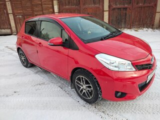 2011 Toyota Vitz III (XP130), красный, 650000 рублей, вид 3