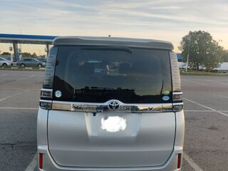 2017 Toyota Voxy III (R80), серебристый, 2500000 рублей, вид 4