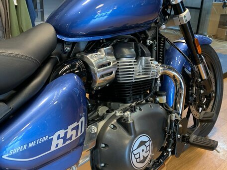 2025 Royal Enfield Super Meteor, синий, 755000 рублей, вид 3