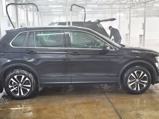 2019 Volkswagen Tiguan II, чёрный, 3200000 рублей, вид 3