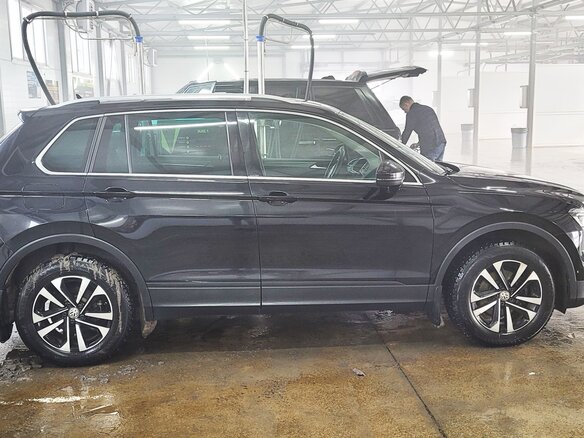 2019 Volkswagen Tiguan II, чёрный, 3200000 рублей - вид 2