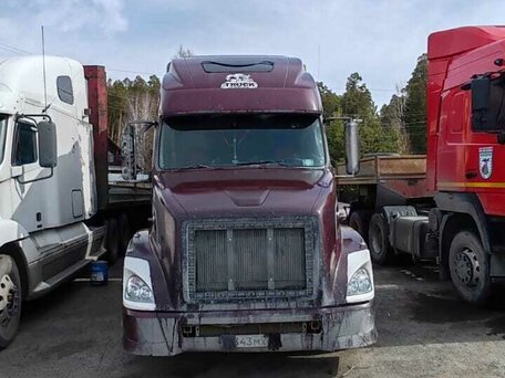 2005 Volvo VNL, пурпурный, 2700000 рублей, вид 2