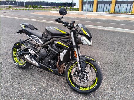 2021 Triumph Street Triple, чёрный, 700000 рублей, вид 4
