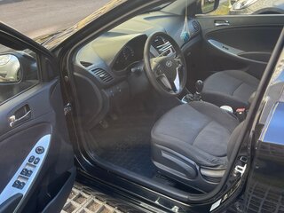2013 Hyundai Solaris I, чёрный, 700000 рублей, вид 4