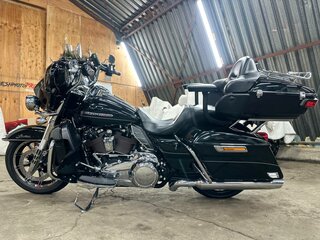 2017 Harley-Davidson Electra Glide, чёрный, 1690000 рублей, вид 5