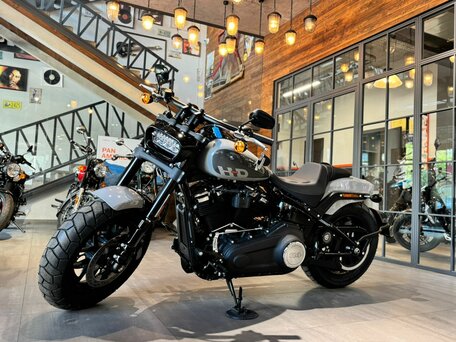 2024 Harley-Davidson Fat Bob, серый, 3450000 рублей, вид 2