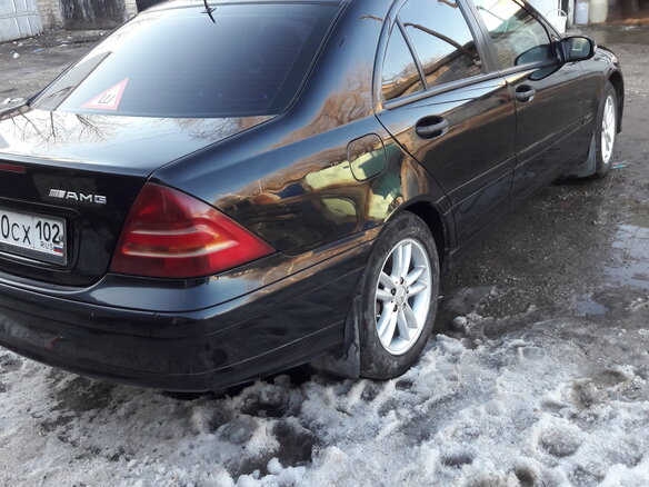 2004 Mercedes-Benz C-Класс 180 II (W203) Рестайлинг, чёрный, 600000 рублей - вид 3
