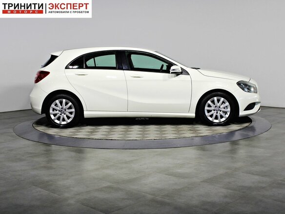 2014 Mercedes-Benz A-Класс 180 III (W176), белый - вид 3