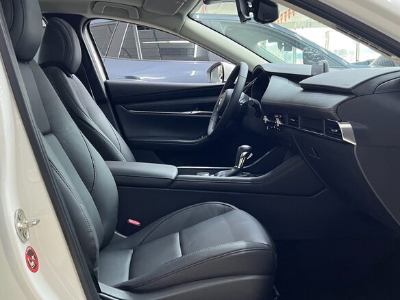 2022 Mazda 3 Axela IV (BP), белый, 1900000 рублей - вид 14