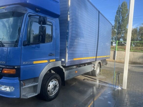 2004 Mercedes-Benz Atego, синий, 3400000 рублей - вид 2