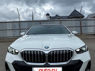 2024 BMW 5 серии 530i xDrive VIII (G60/G61/G68), белый, 7600000 рублей, вид 2