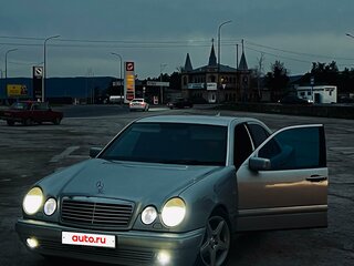 1998 Mercedes-Benz E-Класс 240 II (W210, S210), серебристый, 500000 рублей, вид 1