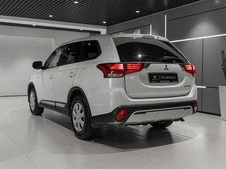 2018 Mitsubishi Outlander III Рестайлинг 3, белый, 2000000 рублей, вид 4