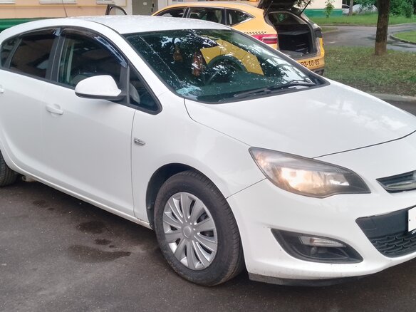 2015 Opel Astra J Рестайлинг, белый, 650000 рублей - вид 2