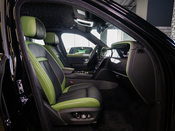 2025 Rolls-Royce Cullinan Black Badge I Рестайлинг (Series II), чёрный, 58000000 рублей - вид 16