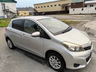 2011 Toyota Vitz III (XP130), серебристый, 645000 рублей, вид 2