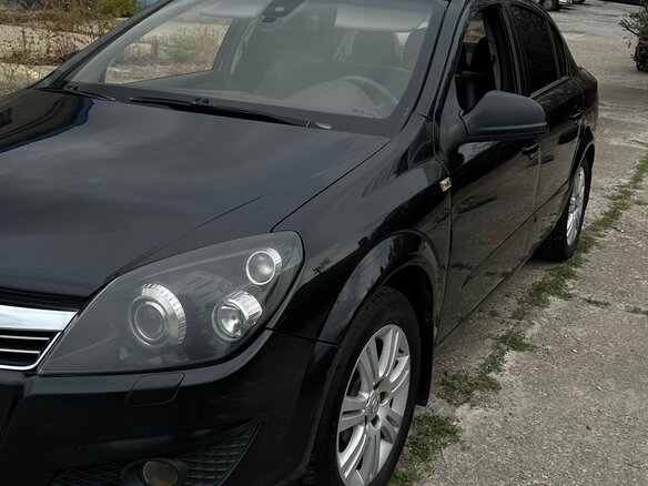 2012 Opel Astra H Рестайлинг, чёрный - вид 1