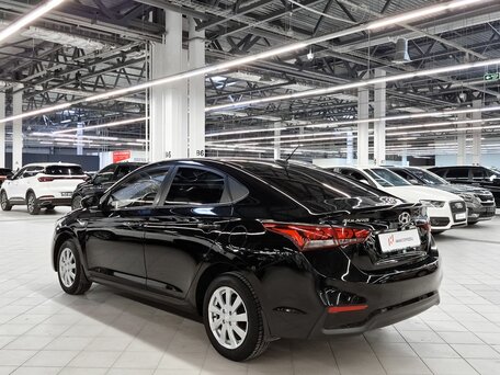 2017 Hyundai Solaris II, чёрный, 984000 рублей, вид 4