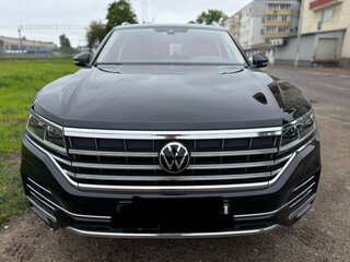 2022 Volkswagen Touareg III, чёрный, 5750000 рублей, вид 2