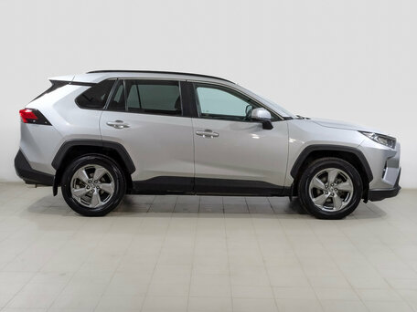 2021 Toyota RAV4 V (XA50), серебристый, 2690000 рублей, вид 4