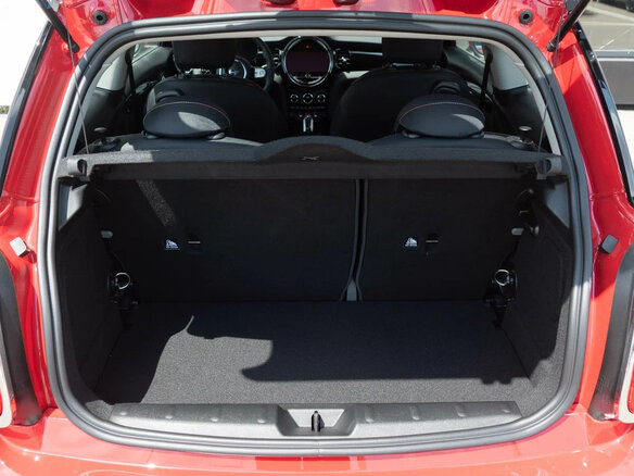 2022 Mini Hatch Cooper III (F55/F56) Рестайлинг 2, красный, 3050000 рублей - вид 2