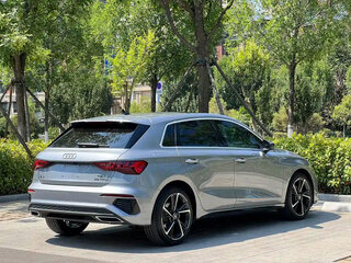 2023 Audi A3 Sportback 35 TFSI IV (8Y), серебристый, 1920100 рублей, вид 4