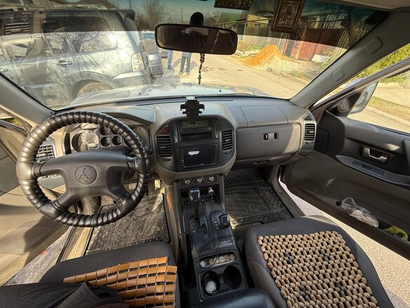 2005 Mitsubishi Pajero III Рестайлинг, серебристый, 1300000 рублей - вид 4